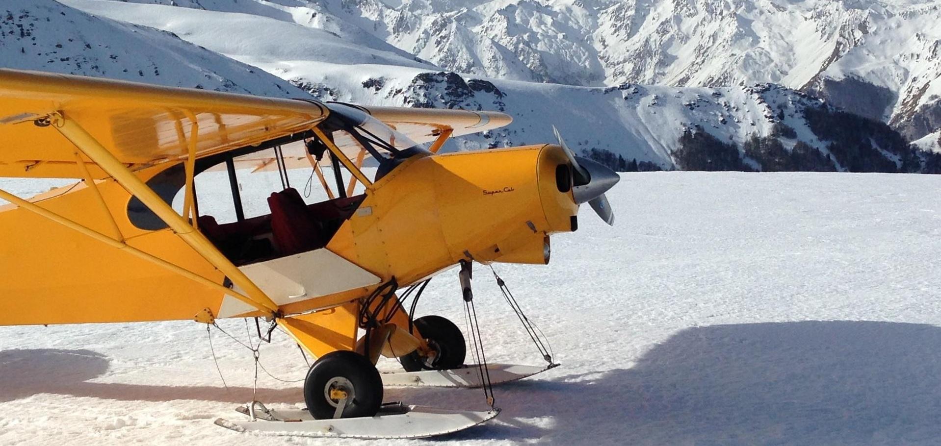 Panorama des Pyrénées depuis un avion de montagne
