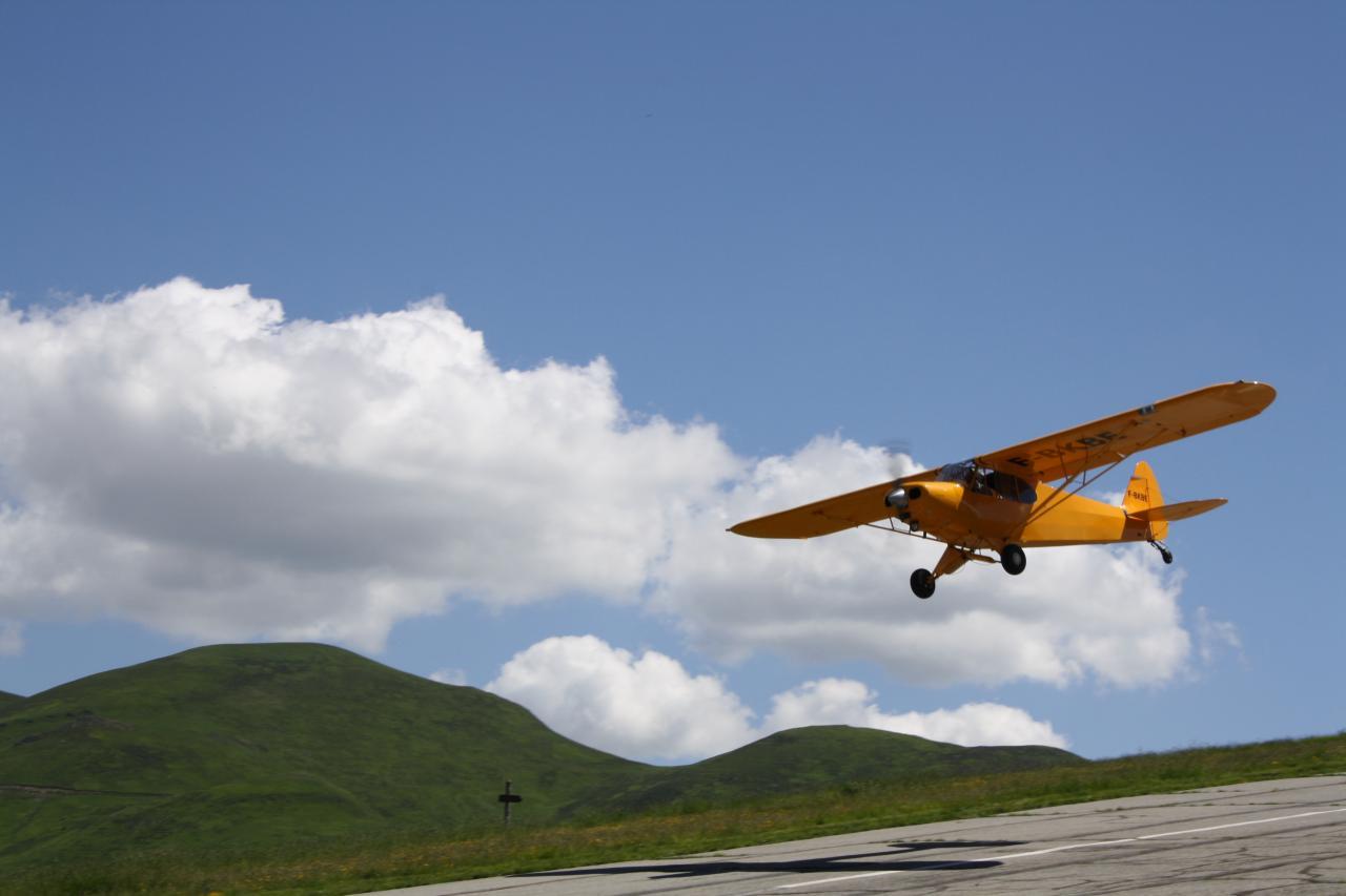 Piper PA-18 posé sur l'altisurface de Peyresourde dans les Pyrénées